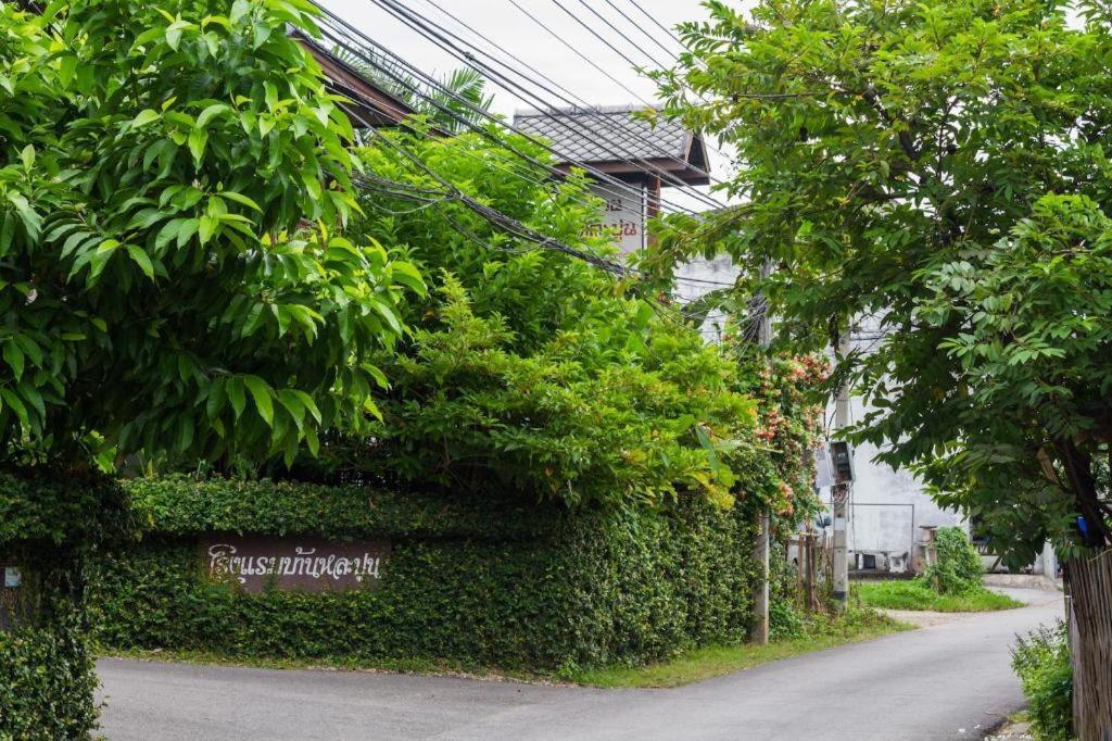 Baan Lapoon Hotel Lamphun Exterior photo